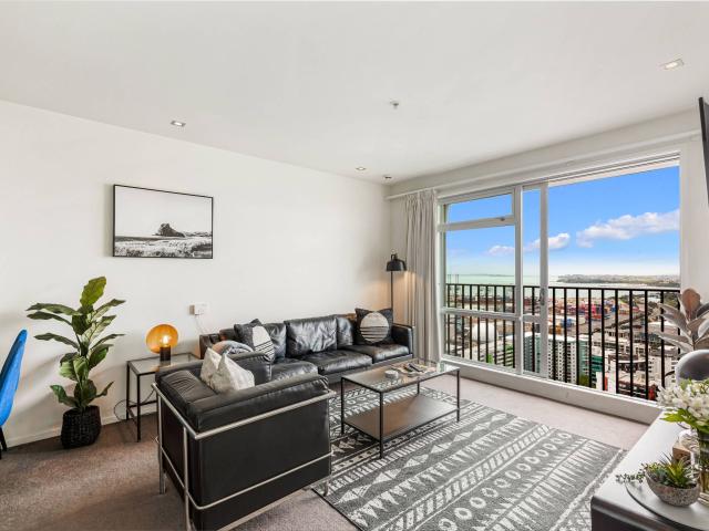 33rd Floor Sanctuary: Harbour Views & CBD Connectivity