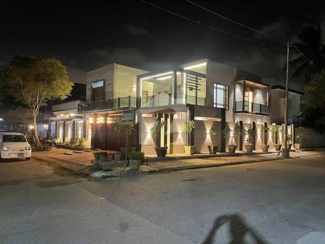 300 Square Yards House In Karachi Is Available For sale