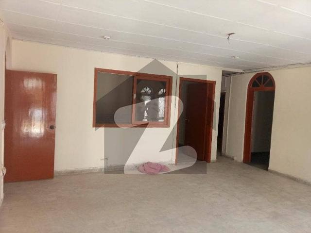300, sqyard first floor available for silent commercial office used available pechs block 2 vip location