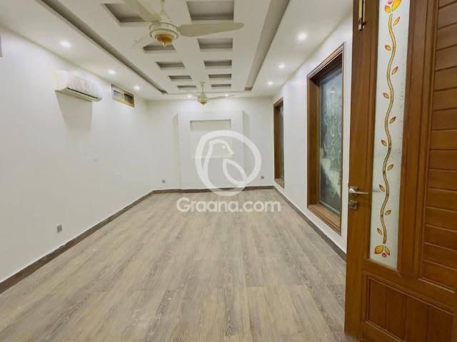 300 Yd² House for Sale