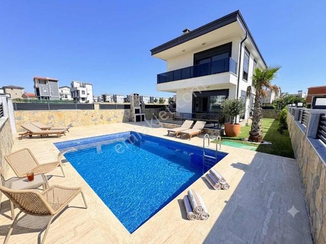 300m2 Arsa İçinde Havuzlu İskanlı Peyzajlı 4+1 Müstakil Villa