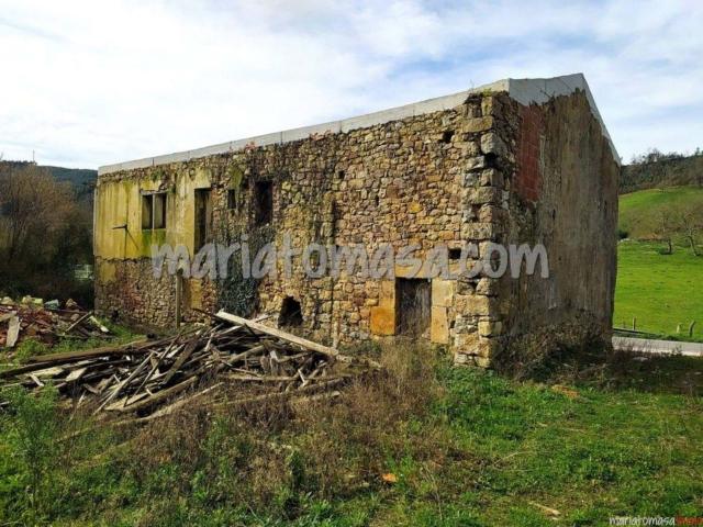 300m2 para reconstruir, junto con 6000 m2 de parcela en Rasines Cantabria