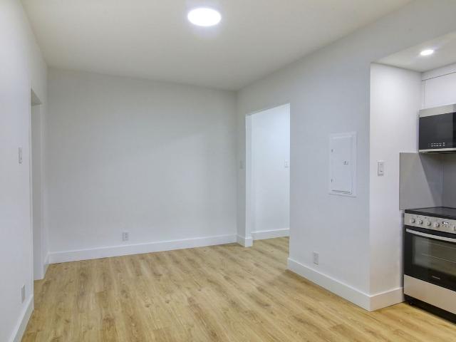 3010 3014 Van Horne 1 Bedroom Apartment for Rent at 3014 Av Van Horne, Montréal, QC H3S 1R2 Parc Kent
