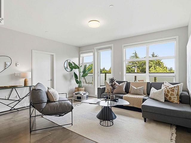 301 4000 Shelbourne St Saanich, British Columbia