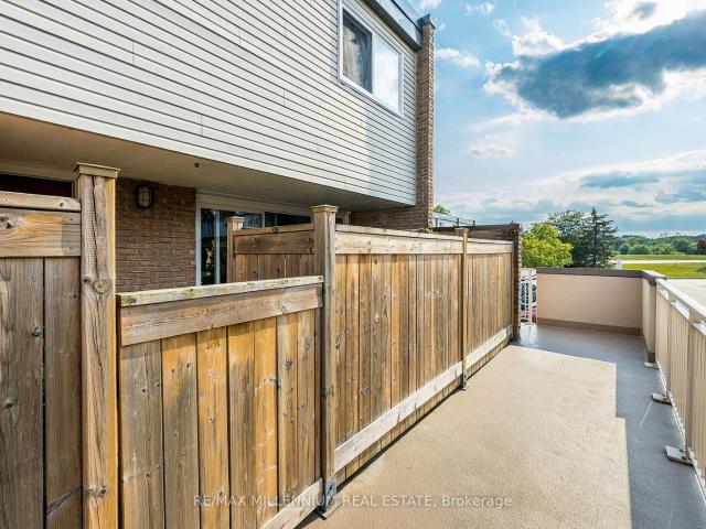 301 Milestone Crescent, Aurora | 3+1Beds/2Bath, Townhouse, $575,777 | Condos. Ca