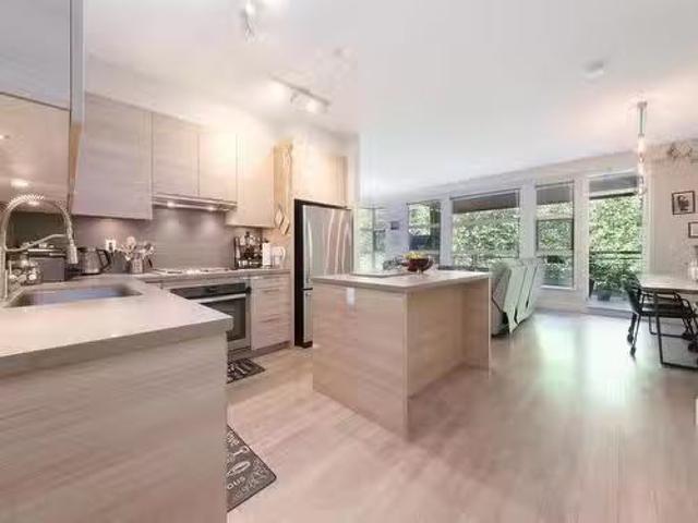 302 3606 Aldercrest Drive, North Vancouver, BC, V7G 0A3 Sing.