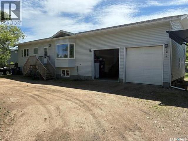 302 Centre Avenue, Meadow Lake, SK, S9X 1H2 house for sale | Listing ID SK039728 | Royal LePage