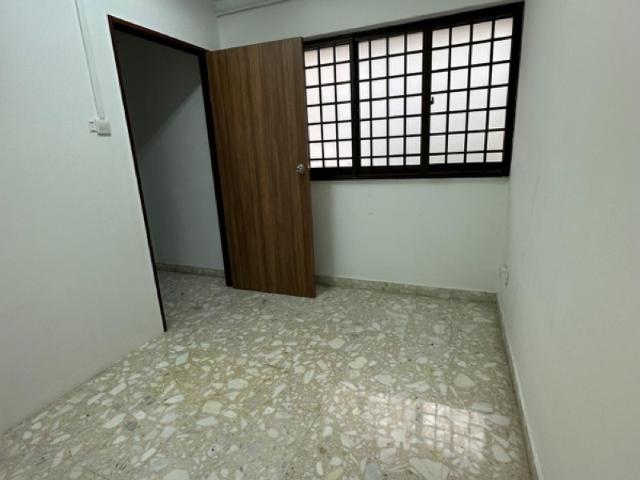 305 Jurong East Street 32 HDB Apartment Room Rental, $850, 1 Bed 1 Bath 107 sqft $7.94 psf