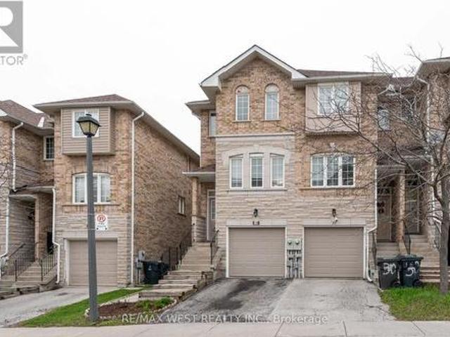 28 Shining Star Crescent, Toronto, ON, M6M 5L6 townhouse for sale | Listing ID W13068 | Royal LePage