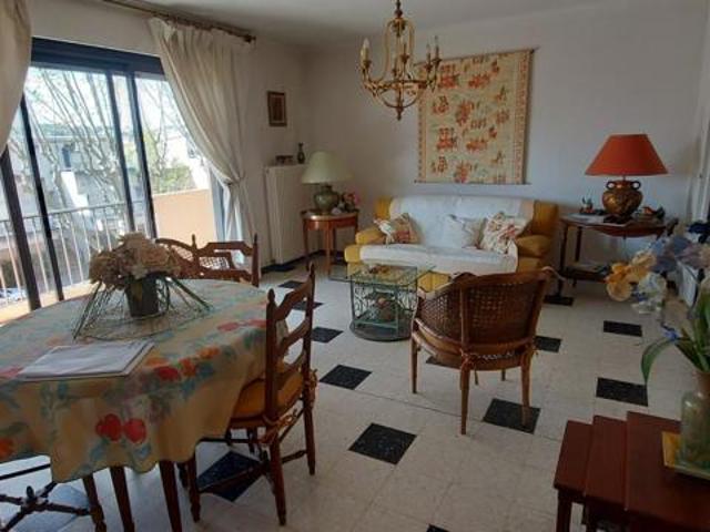 30.GARD.NIMES. Appartement traversant climatisé de106 m² avec terrasse dans résidence sécurisée