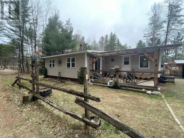 30 Hunters Run Lane, Laurentian Hills, ON, K0J 1J0 house for sale | Listing ID X12129 | Royal LePage