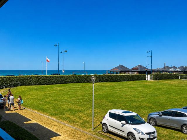 30 M plage ACCES DIRECT 2 PIECES 24M2 + LOGGIA VUE MER + PARKING PRIVATIF