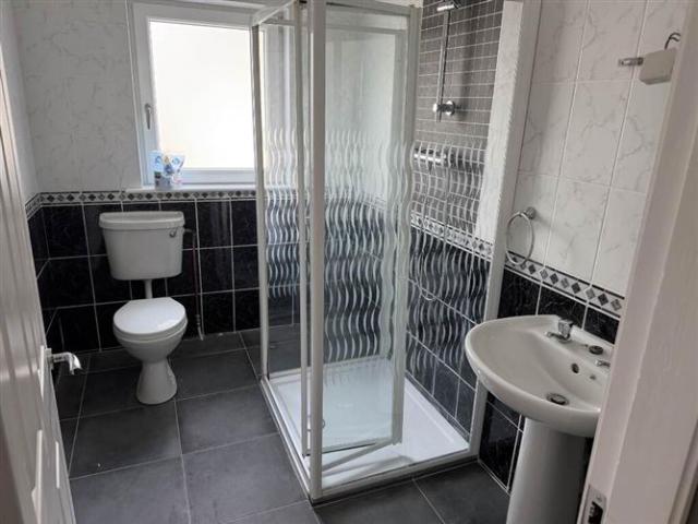 1,700 / month | 30 Railway View, Roscrea, Tipperary REA Seamus Browne 4992 MyHome. Ie Lettings