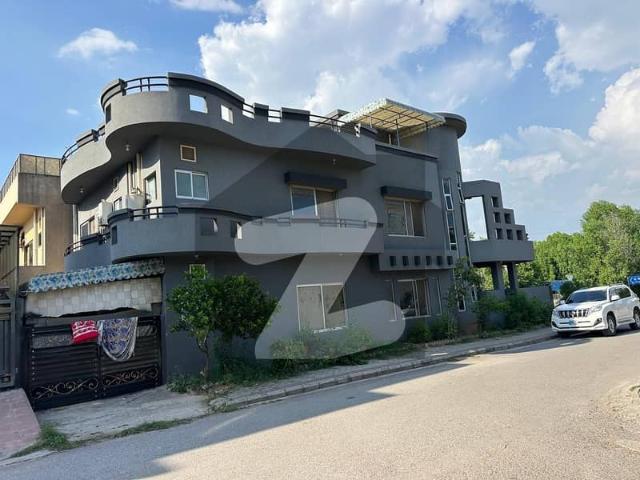 30x80 Corner House For Sale