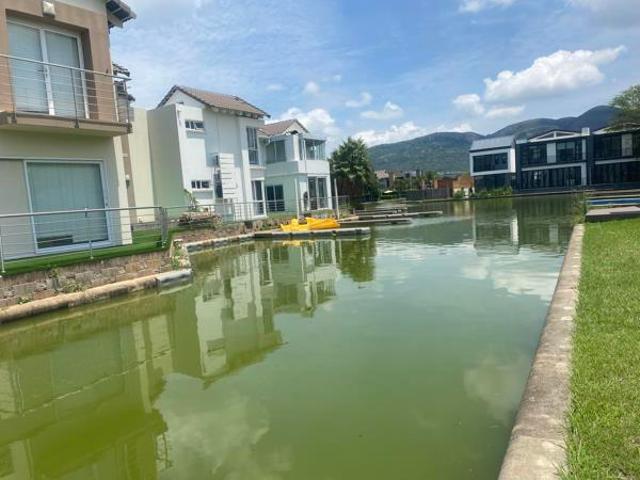 313 m² Land available in The Island Estates