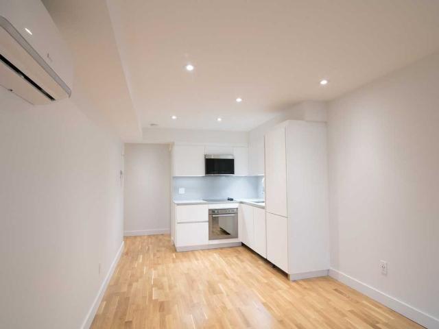 3195 Van Horne 1 Bedroom Apartment for Rent at 3195 Av Van Horne, Montréal, QC H3S 1R3 Parc Kent