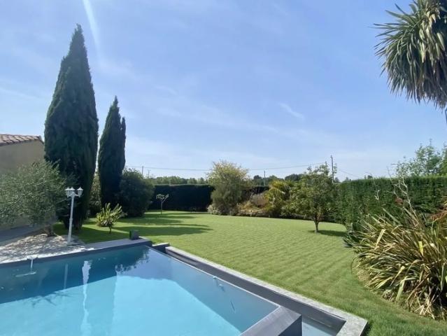 31 790 SAINT SAUVEUR PLAIN PIED 5 PIECES TERRAIN 978 M2 PISCINE PISCINE A DEBORDEMENT POMPE A CHALEUR GARAGE
