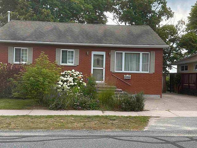 3+1 Bedroom Bungalow In Very Nice Neighborhood!