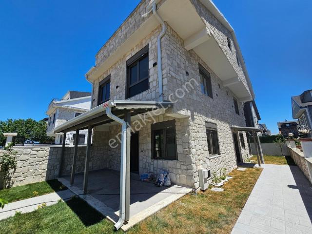 3+1 Deniz'e 50 Mt. Mesafede Ebeveyn Banyolu Satılık Villa