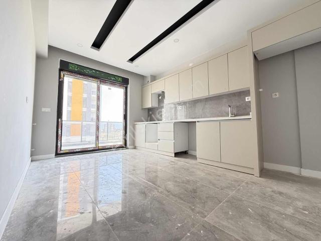 3+1_sıfır_140m2_kapalı_otoparklı_havuzlu_ultra_lüks_site_içinde