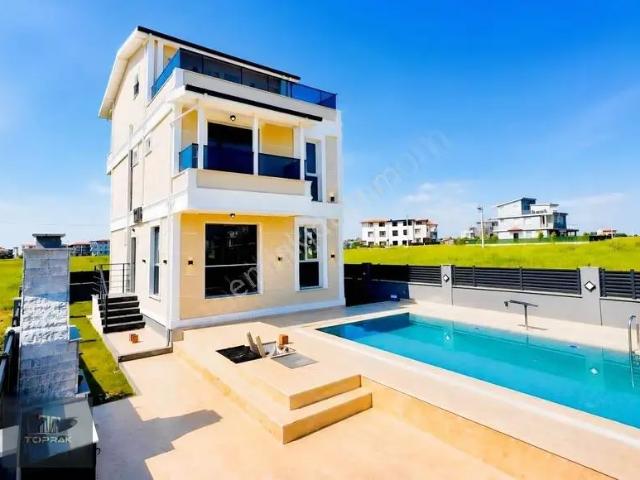 320 M2 Arsa İçerisinde Havuzu Villa