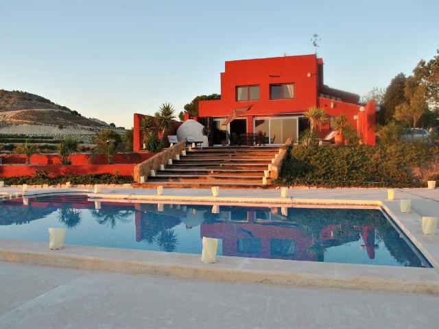 320M2 construido. Distribuida en 4 dormitorios, 3 baños, 2 a. 320m² Alicante