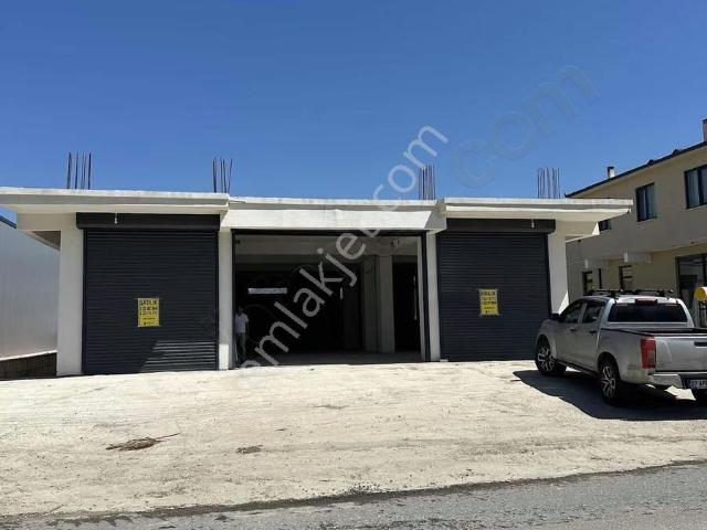 320m2 Kapalı 800 M2 Toplam Alan Asfalta Cepheli Mükemmel Konum