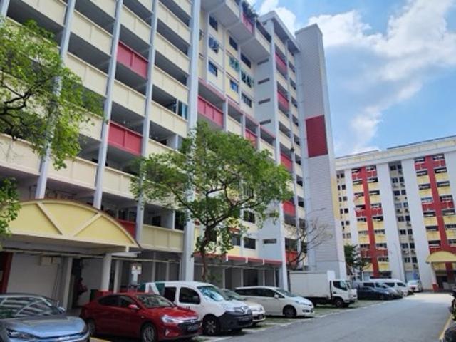 321 Bukit Batok Street 33 HDB Apartment For Sale, $410,000, 2 Bed 2 Bath 731 sqft $561.00 psf