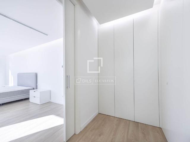 321 m² apartment with a luxury renovation, for rent close to Colón, Valencia