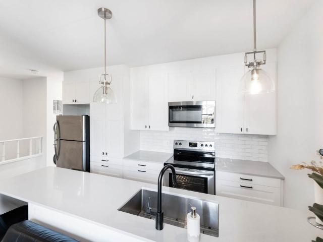 327 Catherine Street Studio Apartment for Rent at 327 Catherine St, Ottawa, ON K1R 5T4 Centretown