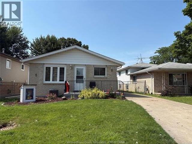3295 Aurora, Windsor, ON, N8R 1Y9 house for lease | Listing ID 26016 | Royal LePage