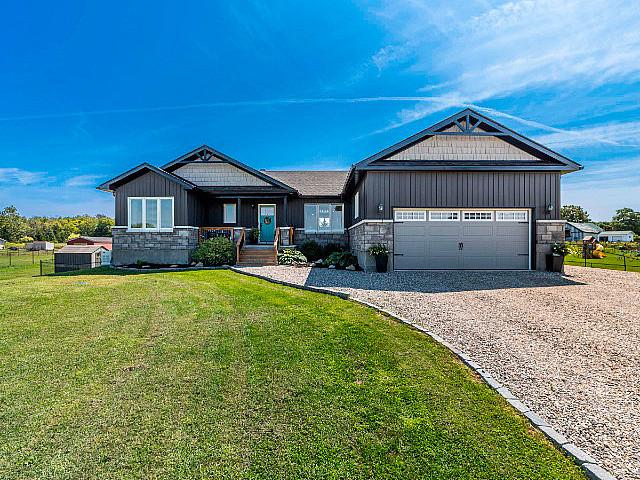 3+2, 3 Bath Walkout Bungalow In Smiths Falls On A Large Property