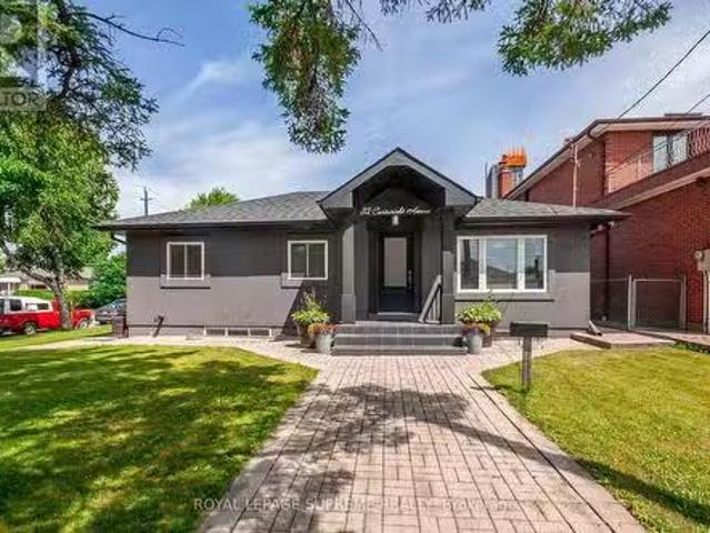32 Cartwright Avenue, Toronto W04, ON, M6A 1T7 Luxury House.