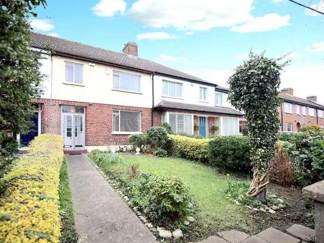 32 Dollymount Park, Clontarf, Clontarf, Dublin 3, D03AE30 is f.