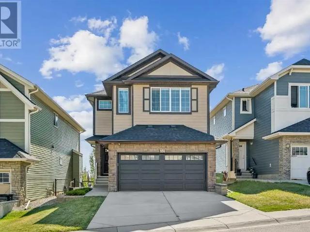 32 Kincora St 2,010sf 2 story, 3bdrms, 3 baths,living, dinning, family rm