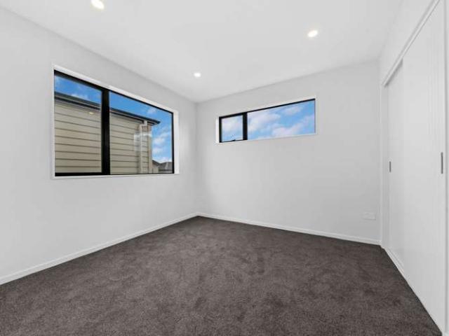 32D Grande Vue Road, Hill Park, Manukau City