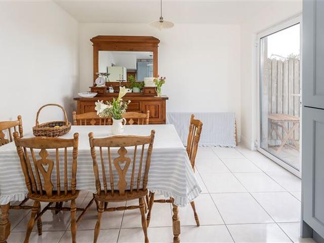 330,000 | 14 Rushbrook Park, Cobh, Cork Johanna Murphy & Son 4993 MyHome. Ie Residential