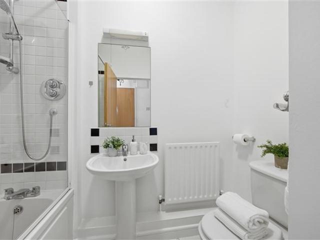 330,000 | 175 Skellig House, IFSC, Dublin 1 Owen Reilly 5002 MyHome. Ie Residential