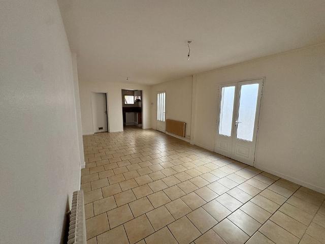 33100 BORDEAUX BASTIDE MAISON TROIS PIECES AVEC COUR A LOUER