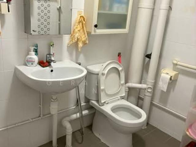 331 Bukit Batok Street 33 HDB Apartment Room Rental, $900, 1 Bed 1 Bath 150 sqft $6.00 psf