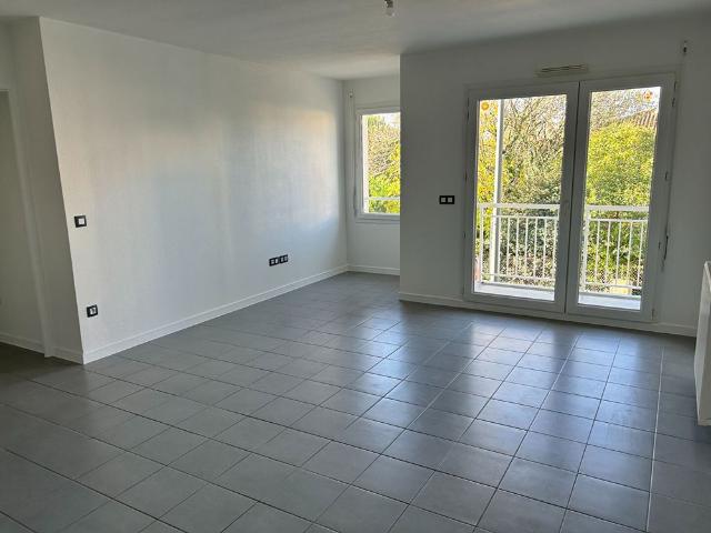 33450 MONTUSSAN APPARTEMENT T3 AVEC BALCON ET PARKING