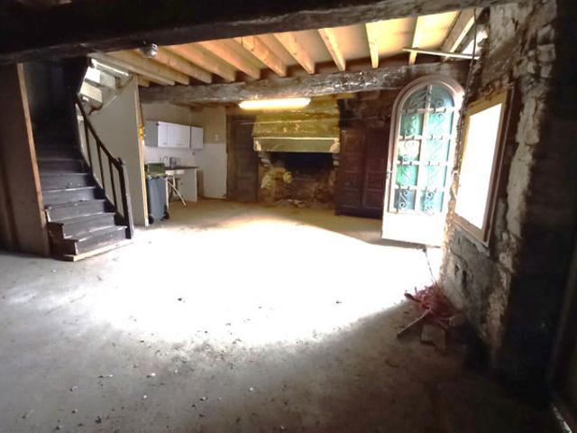 3379 OG Ancienne maison à réhabiter 56 m² au sol avec cheminée + grenier