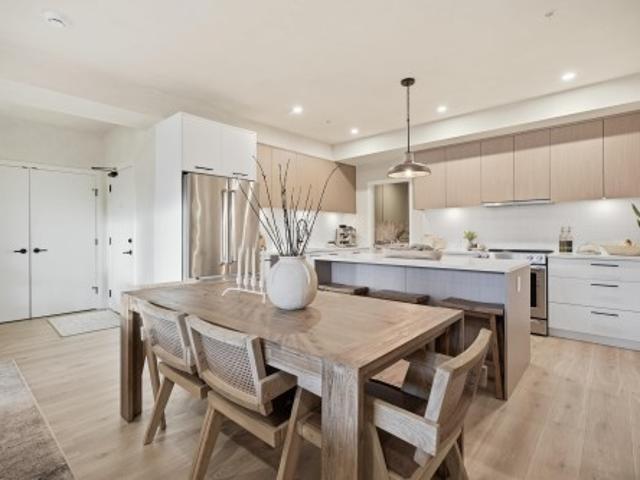 338 2 King George Boulevard, Surrey, BC, V4P 0H7 Single Family Property For Sale | Listing ID R3143 | Royal LePage