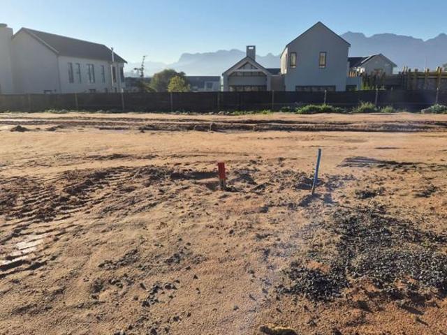 338 m² Land available in Longlands
