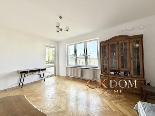 37 m² do remontu z loggią i wysokimi sufitem