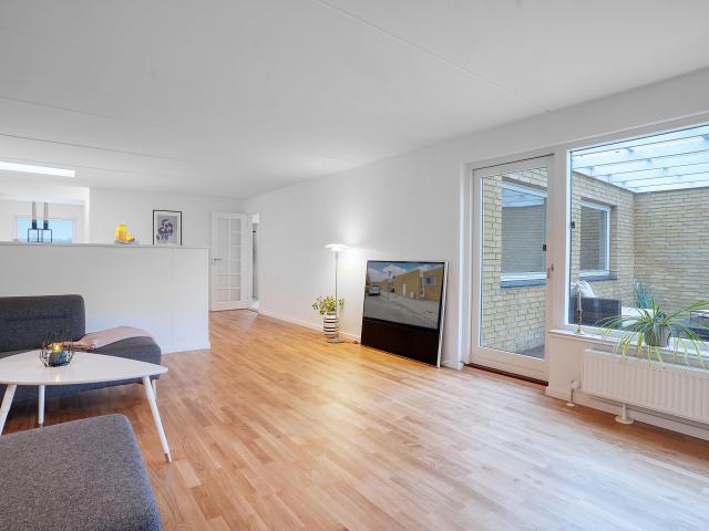 340 2073 Fasanvænget 127, Ullerød Rummeligt og velindrettet rækkehus i populære Fasanvænget RealMæglerne