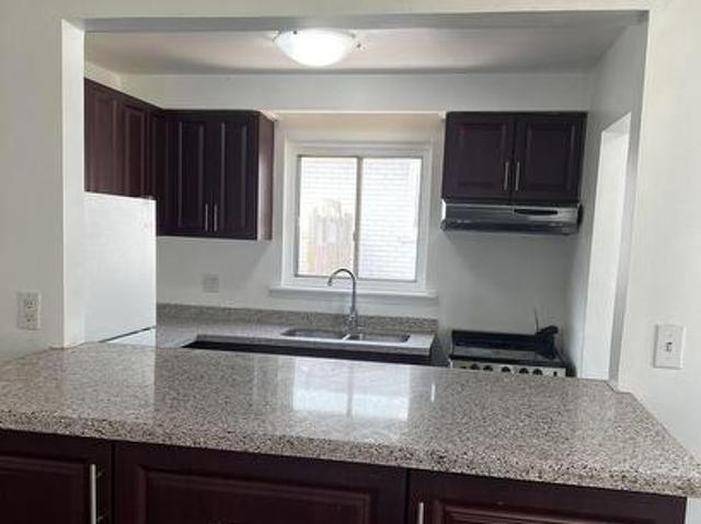 3453 Oakglade Crescent, Mississauga, ON, L5C 1X4 house for lease | Listing ID W13137 | Royal LePage