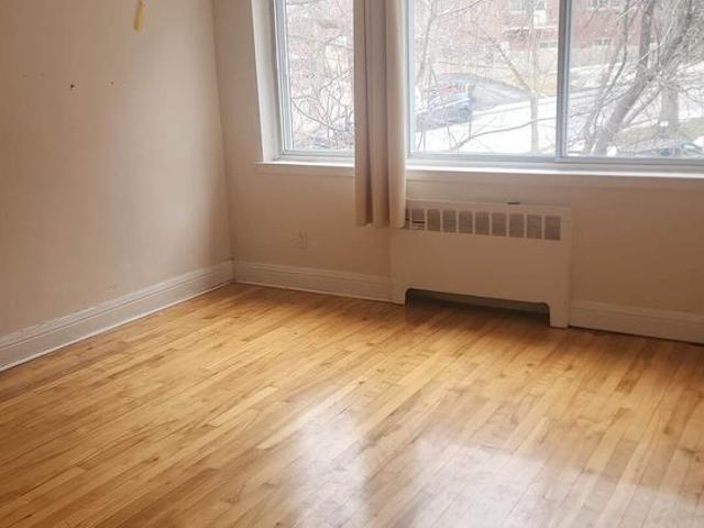 3495 Avenue Ridgewood Bright 2 Bedroom Apartment for Rent!