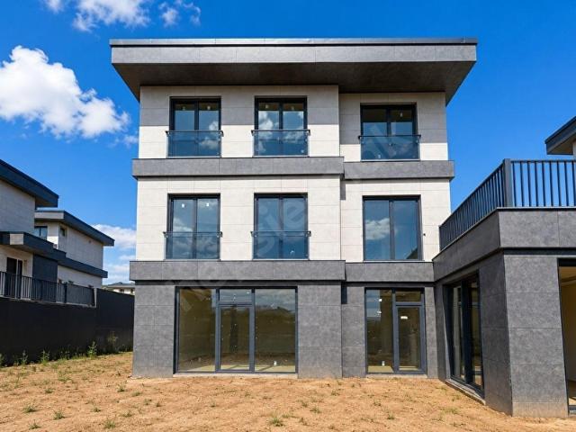 34 Villalık Yatırım Değeri Yüksek 3 Katlı ve Bahçeli 5+2 Villa