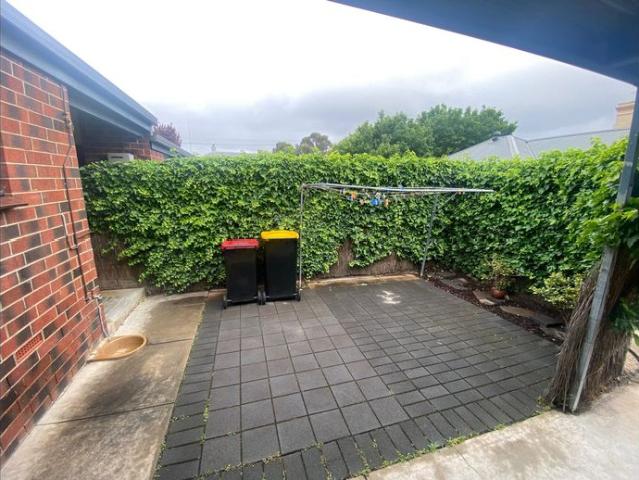 SPACIOUS HOMETTE WITH PRIVATE COURTYARD, IN A WONDERFUL LOCATION!